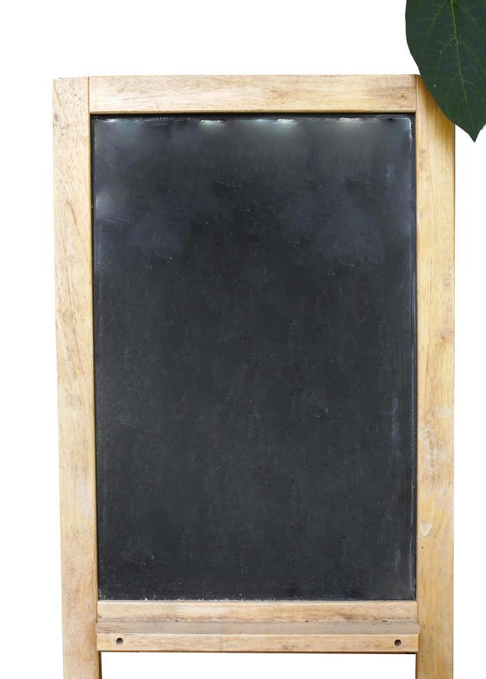 leeg zwart bord, krijt bord, houten kader staan teken met een groen blad , geïsoleerd, wit achtergrond, uitknippen met knipsel pad foto
