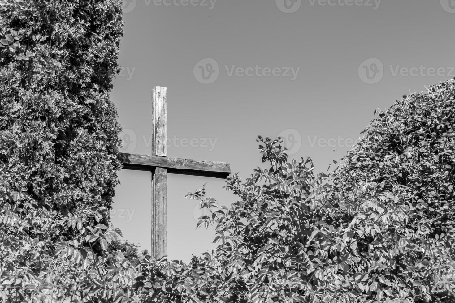 christelijk kerkkruis in hoge torenspits voor gebed foto