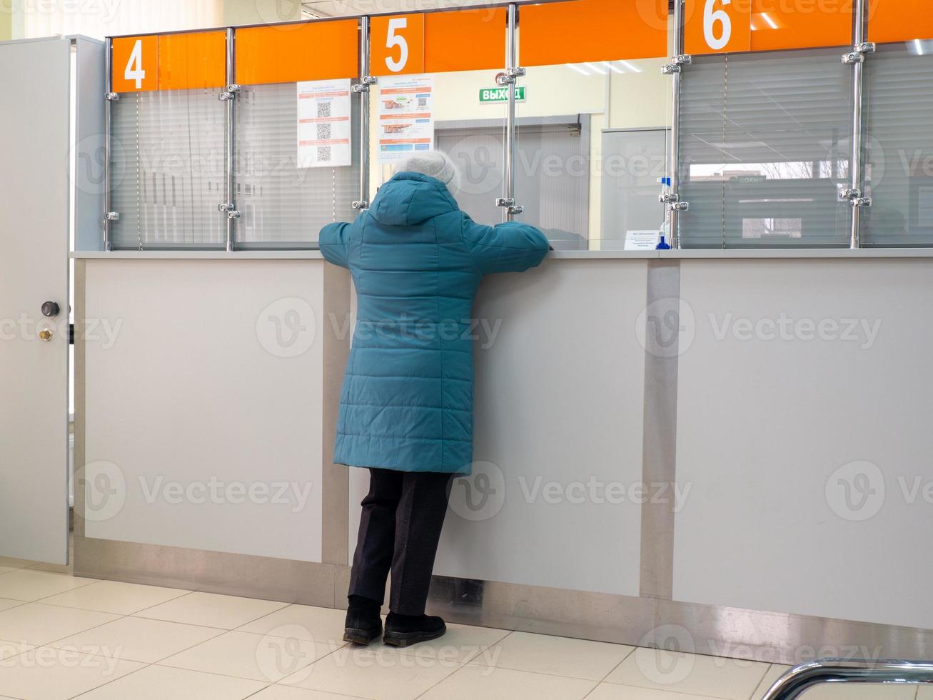 de Mens Bij de uitchecken. onderhoud in een stand Bij de ontvangst van ambtenaren. afspraak met een specialist. foto