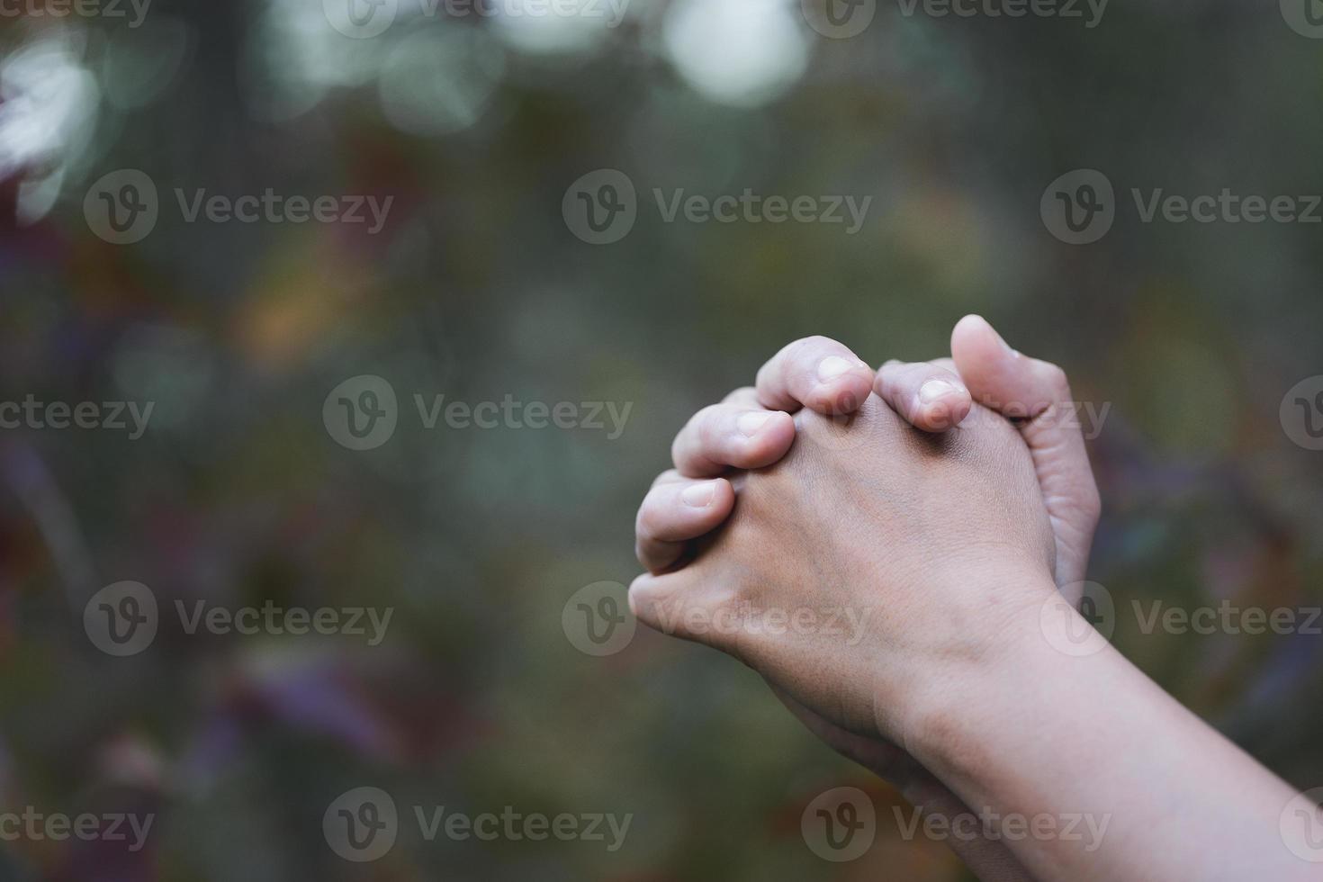 christen leven crisis gebed naar god. vrouw bidden voor god zegen naar wensen hebben een beter leven. vrouw handen bidden naar god met de Bijbel. bedelen voor vergiffenis en van mening zijn in goedheid. foto