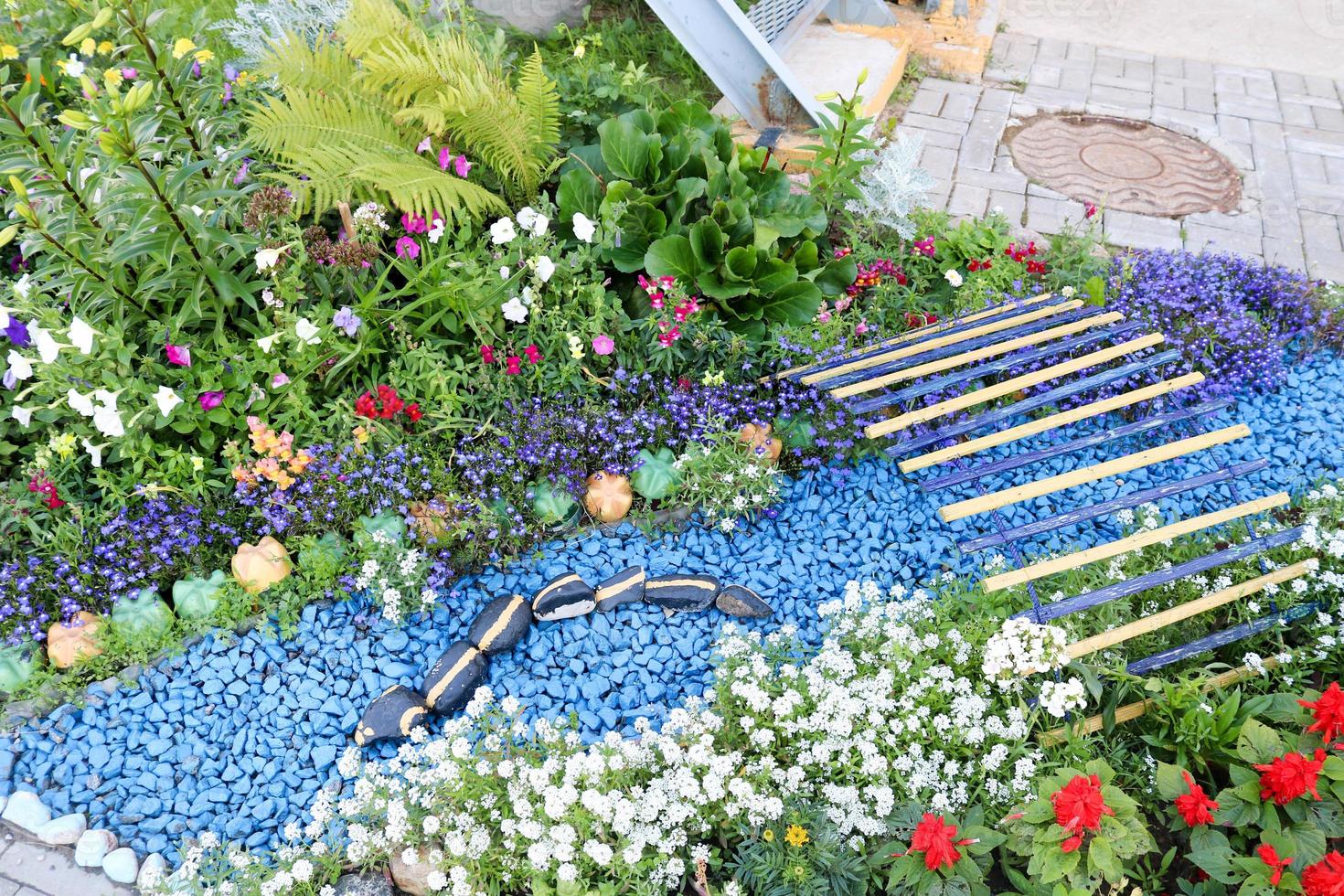 eigengemaakt bloembed met mooi cet en planten, Groenen en groen gras foto