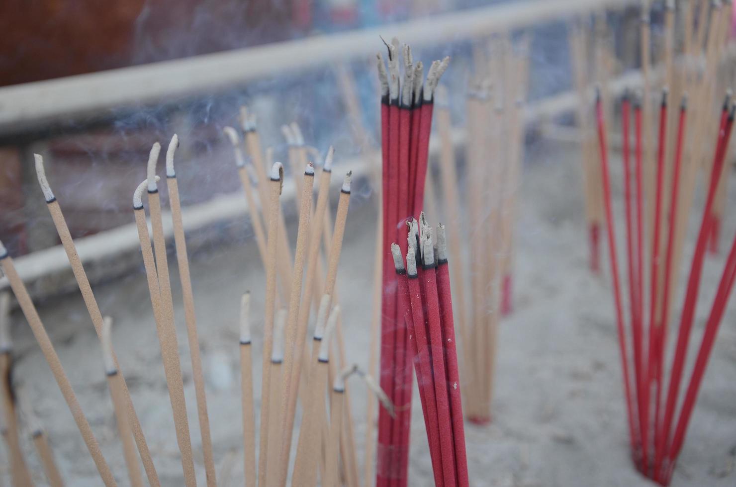 brandend rood wierook stokjes in de wierook brander. wierook voor bidden Boeddha of Hindoe goden naar tonen aanbidding. foto