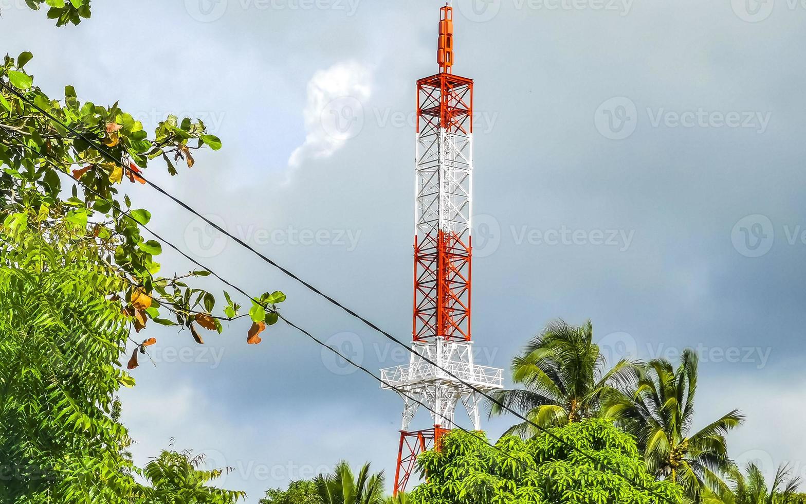 rood wit 5g toren straling in puerto escondido Mexico. foto