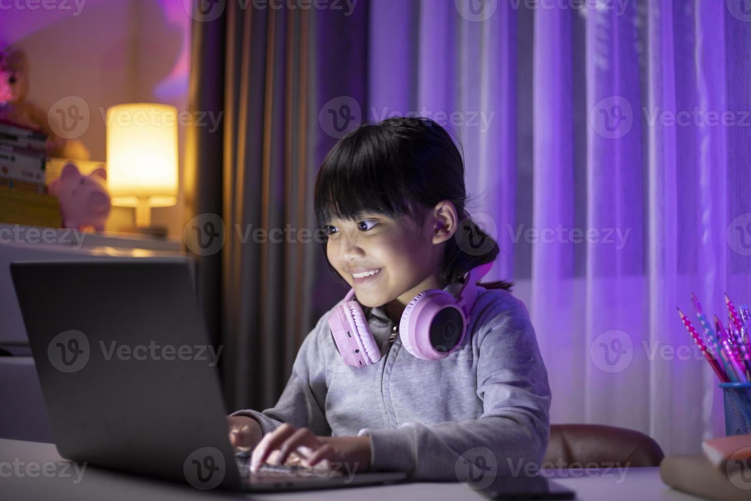 Aziatisch meisje wimpel spelen video spel met winnaar uitdrukking in de gaming kamer. foto
