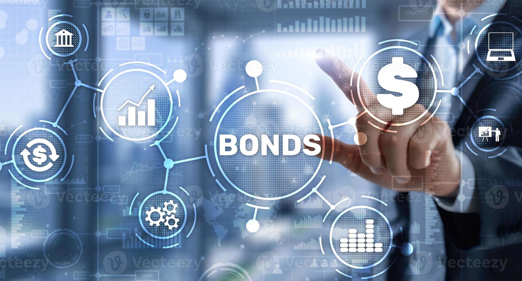 zakenman clicks een obligaties virtueel scherm. binding financiën bank technologie concept. handel markt netwerk. foto