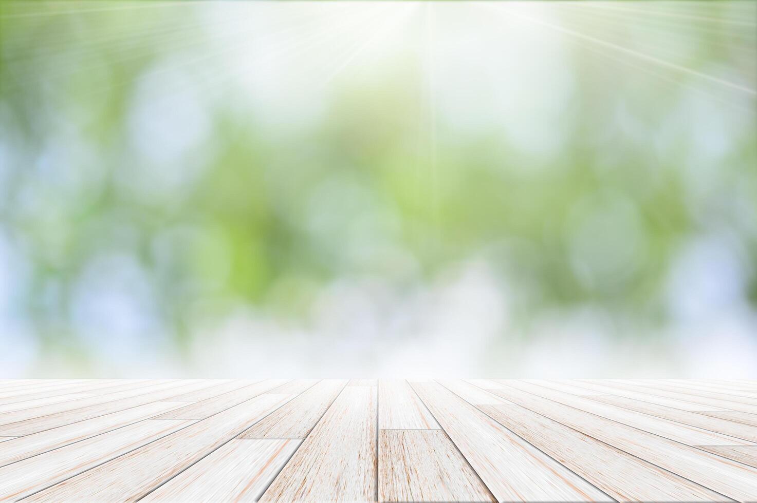 houten vloer op groene bokeh achtergrond foto