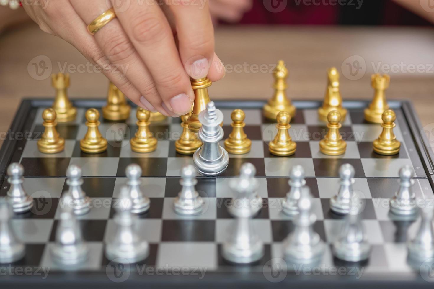 de bedrijf is zakenman is handen Actie schaak Aan de spel plan naar winnen de bedrijf in de markt. concept van leiderschap foto