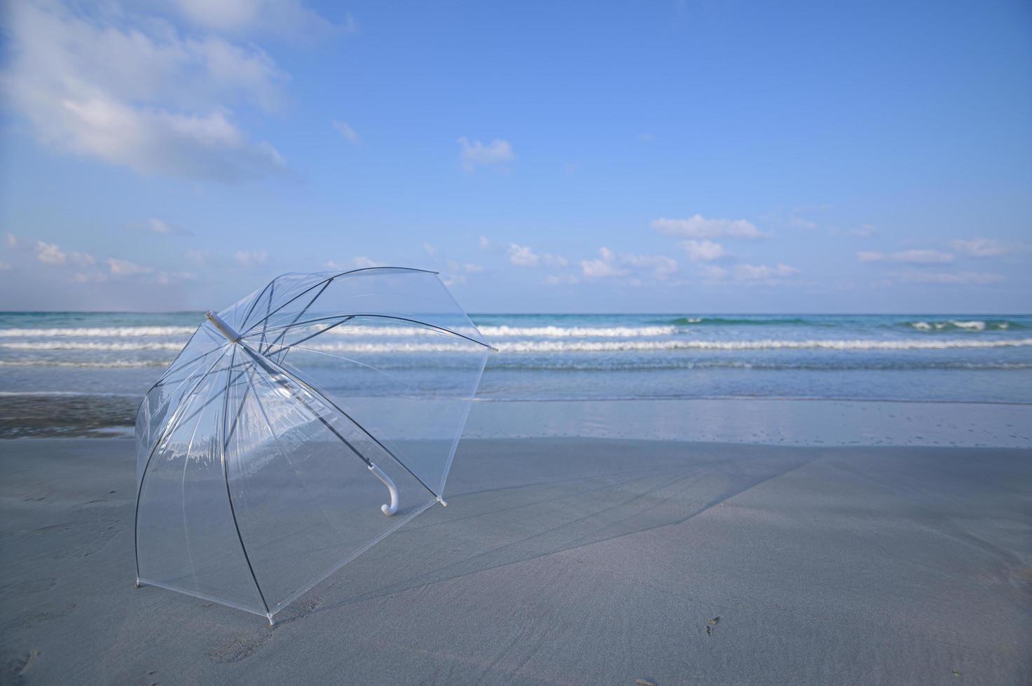 een paraplu op het strand foto