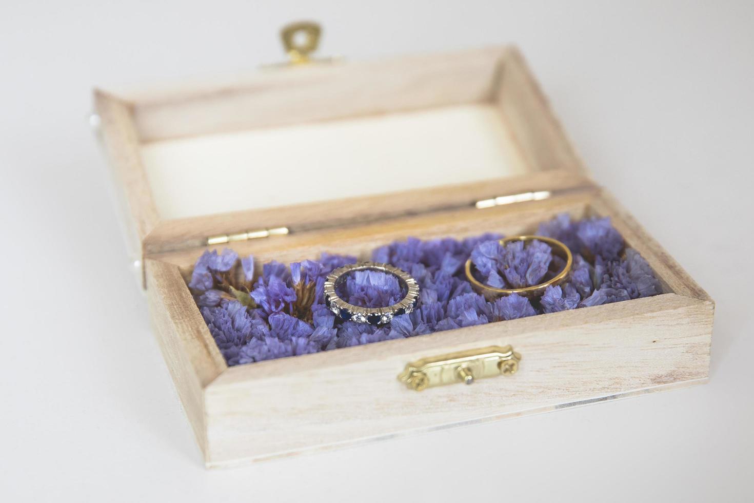 trouwringen in een houten kistje foto