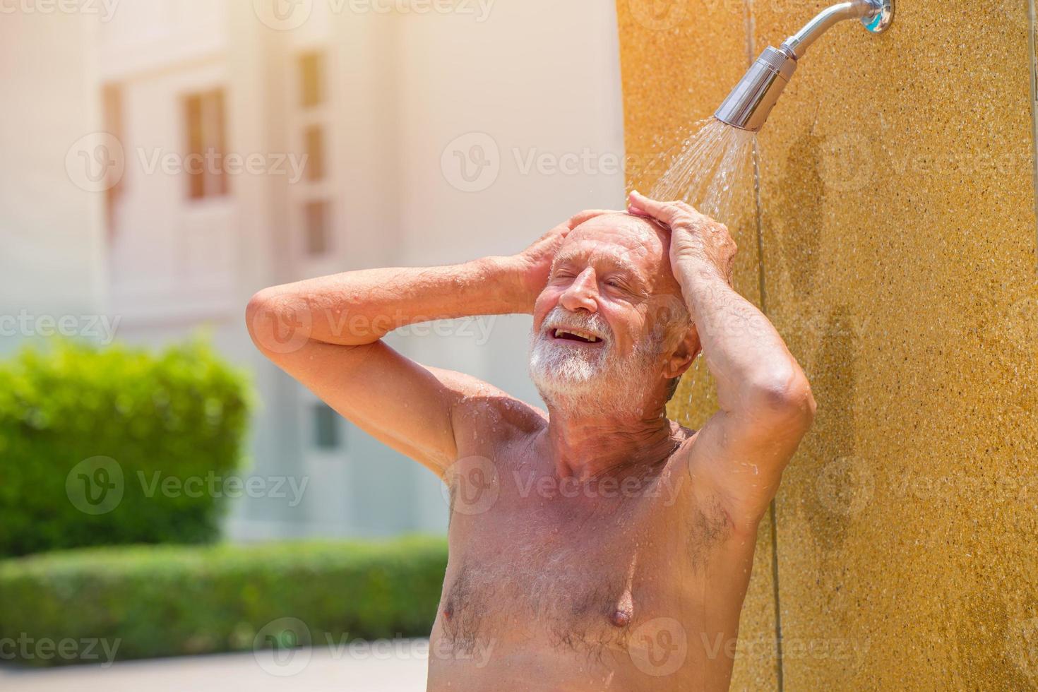 ouderling douche het wassen schoon zijn lichaam genieten Bij water zwembad vakantie keer. foto