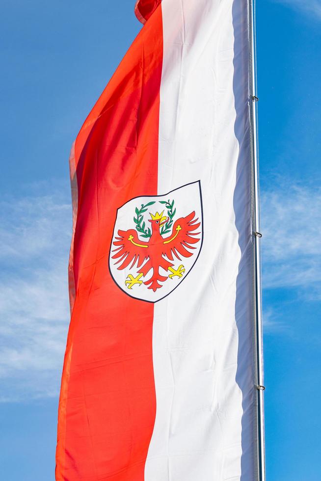 rood en wit gekleurde vlag met schild lager een rood adelaar vlag van zuiden Tirol alt adige officieel genaamd autonoom provincie van Bolzano in noordelijk Italië foto