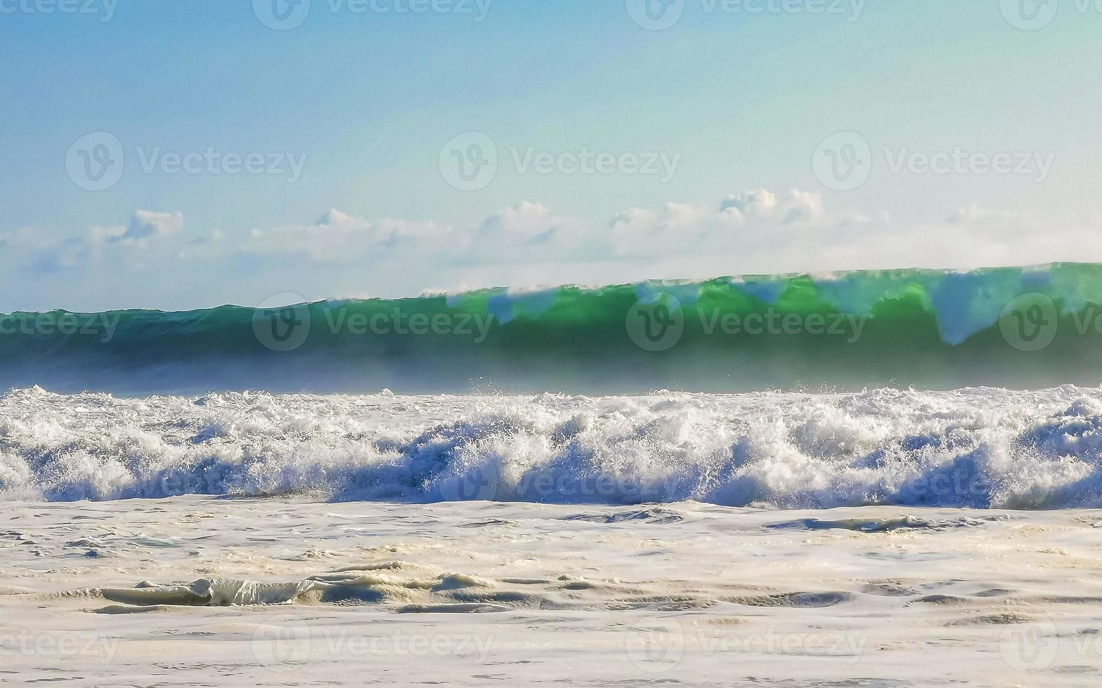 extreem reusachtig groot surfer golven Bij strand puerto escondido Mexico. foto