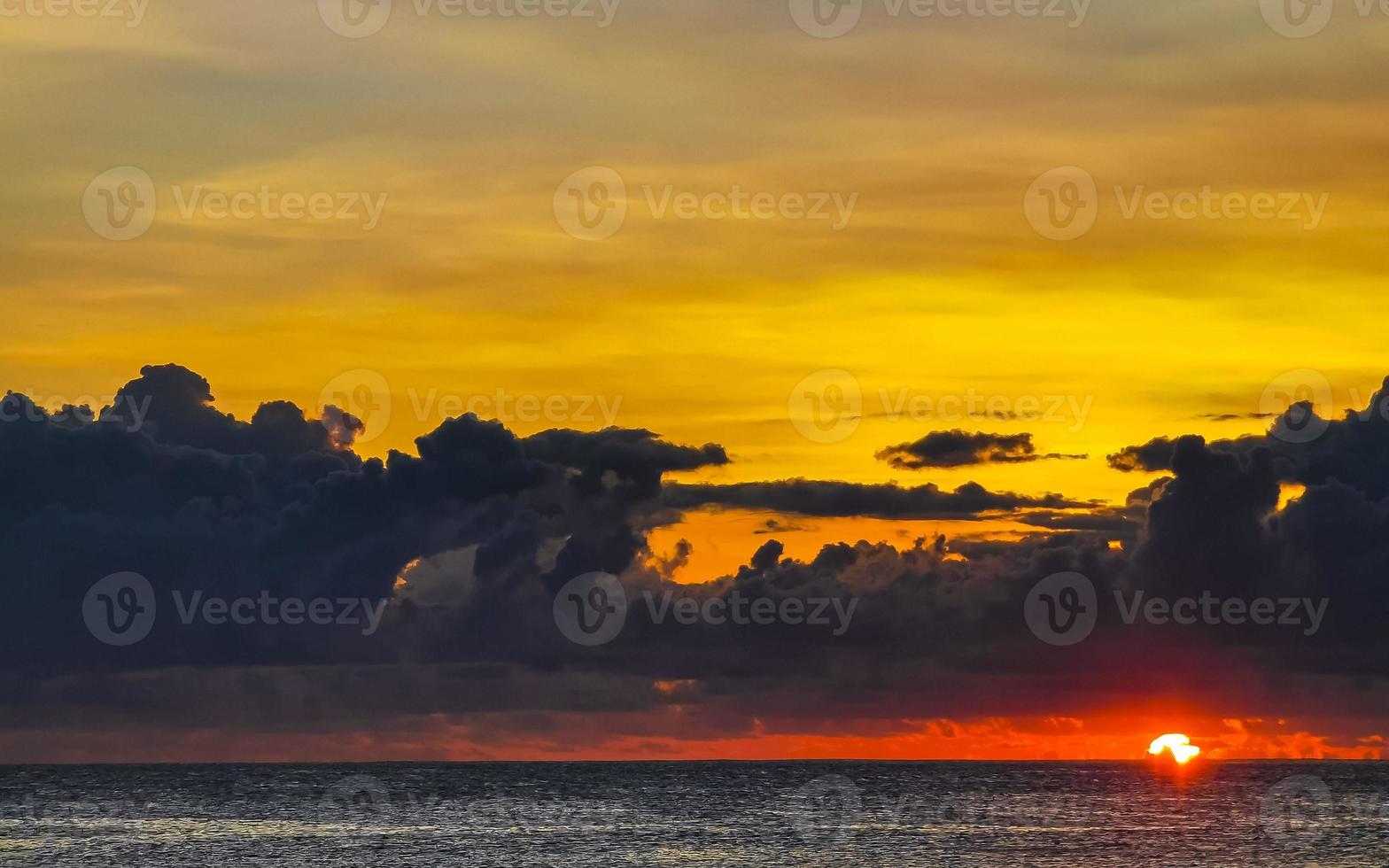 kleurrijk gouden zonsondergang groot Golf en strand puerto escondido Mexico. foto