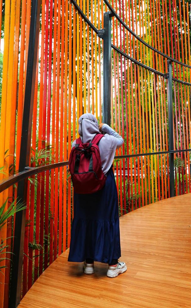 Jakarta, Indonesië in augustus 2022. bezoekers wie zijn geliefden van flora en fauna bezoekende de flona 2022 tentoonstelling Bij de banteng veld- in centraal Jakarta. foto