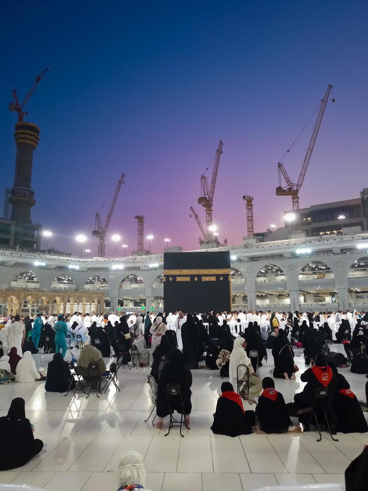 mekka, saudi Arabië, 2022 - moslim pelgrims Bij de kaaba in de haram moskee van mekka, saudi Arabië. foto