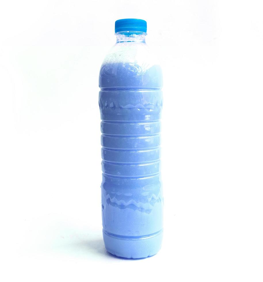 kleurrijke wasverzachter in plastic fles geïsoleerd op een witte achtergrond foto