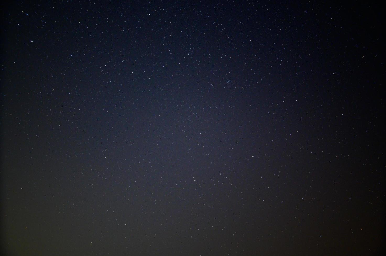 de nachtelijke hemel met sterren foto