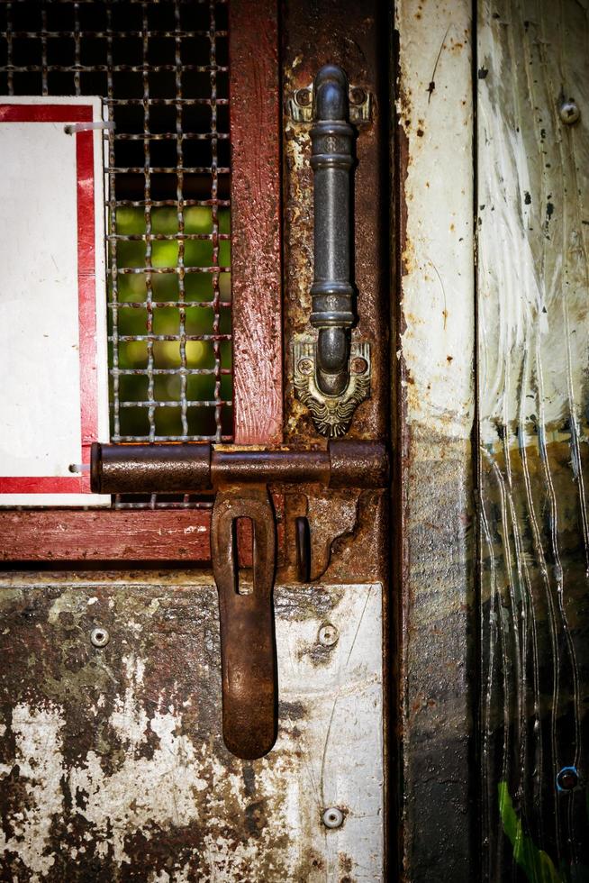 close-up van een verlichte stalen deur foto
