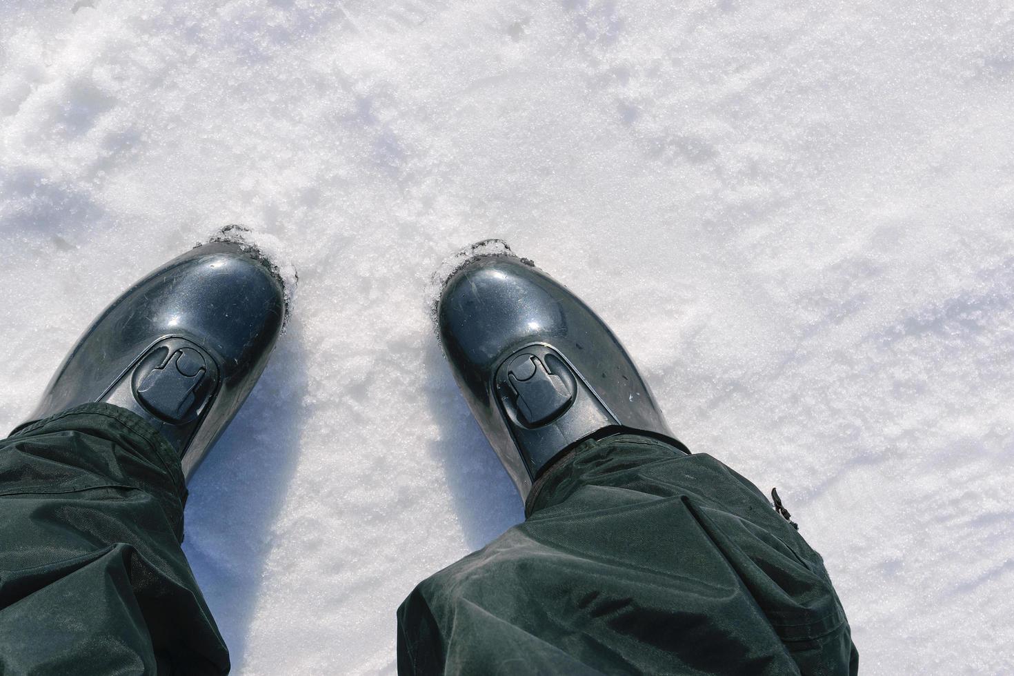 skischoenen in de sneeuw foto