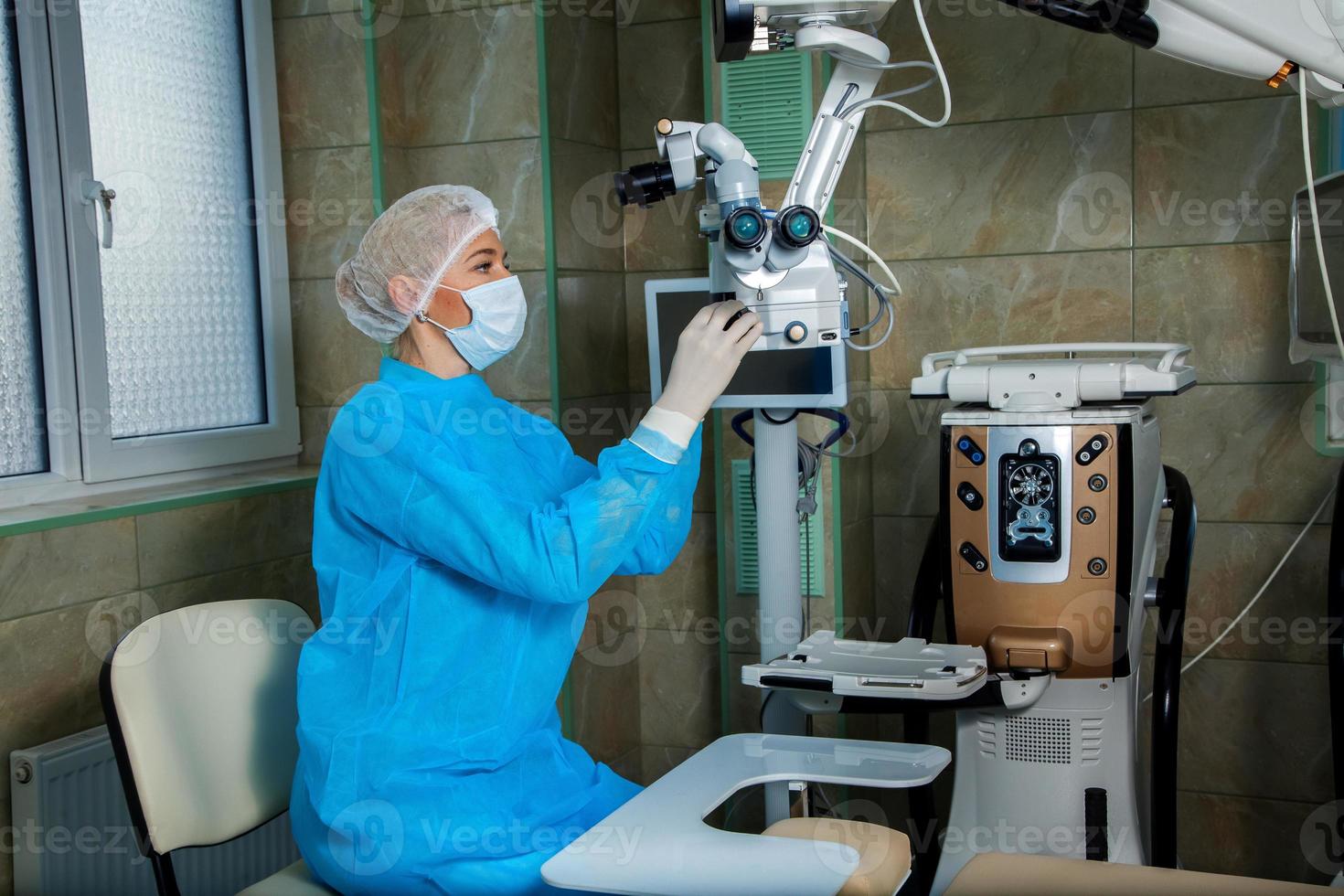 chirurg cheques de in werking microscoop voordat chirurgie foto