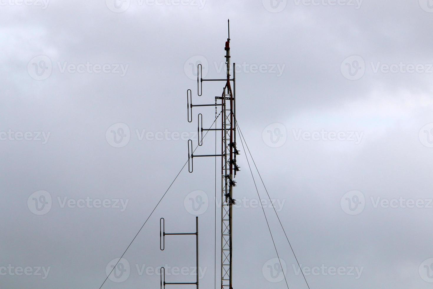hoog antenne voor emitting en ontvangen radio golven. foto