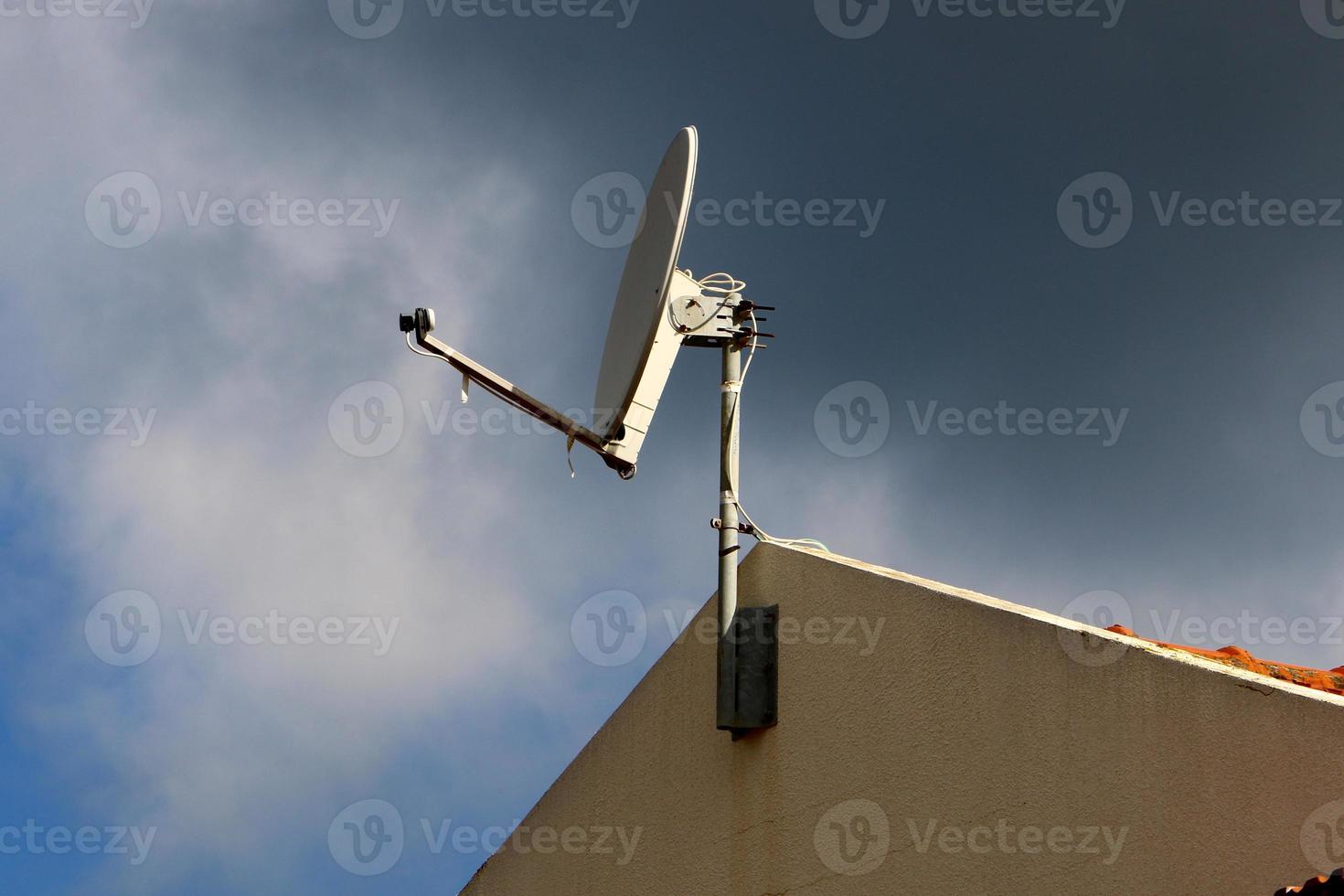 hoog antenne voor emitting en ontvangen radio golven. foto