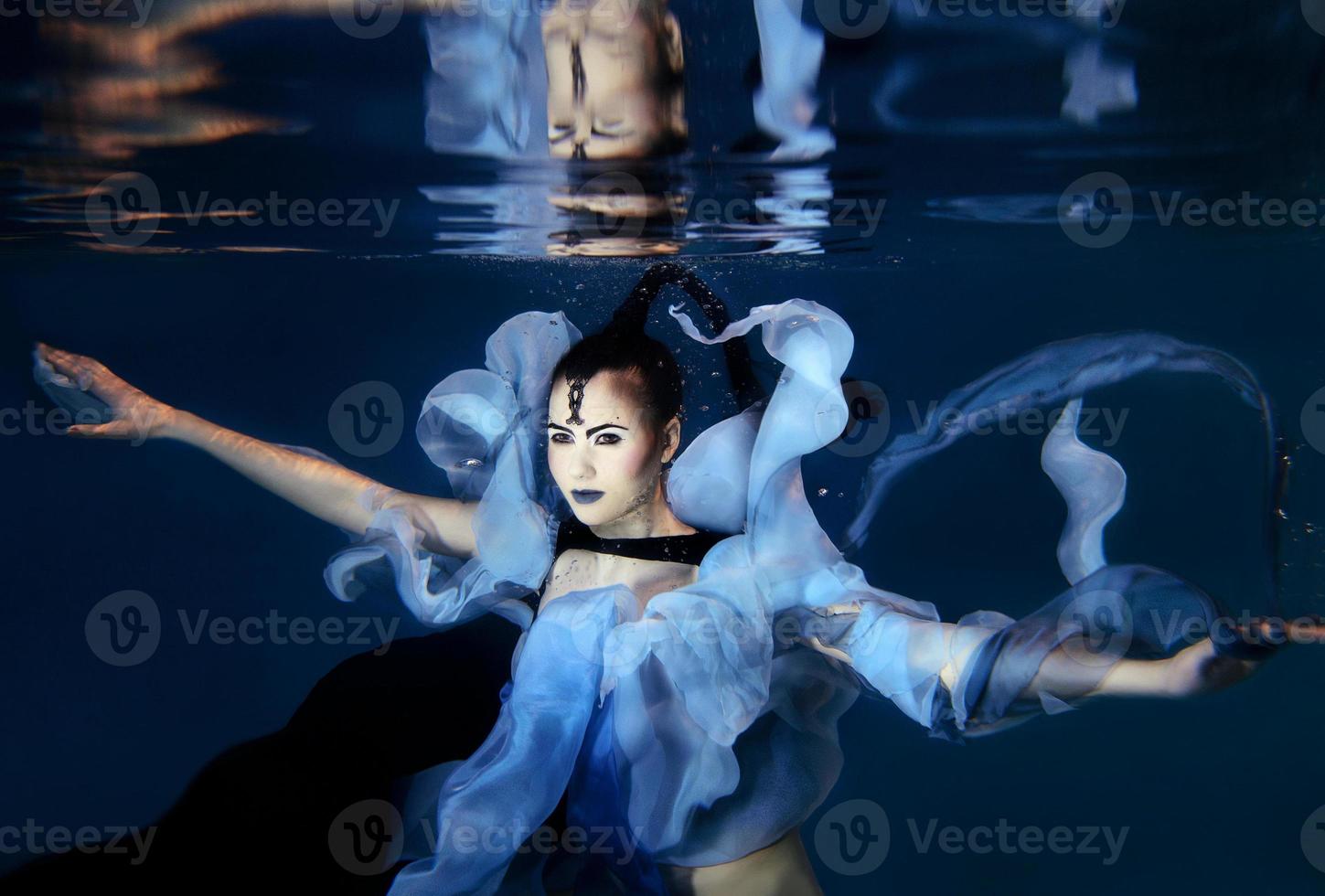 mooi artistiek jong vrouw dansen onderwater. meermin, dans, fee concept foto