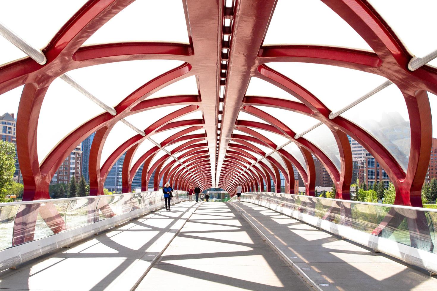 Alberta, Canada, 2020 - Mensen lopen op de vredesbrug foto