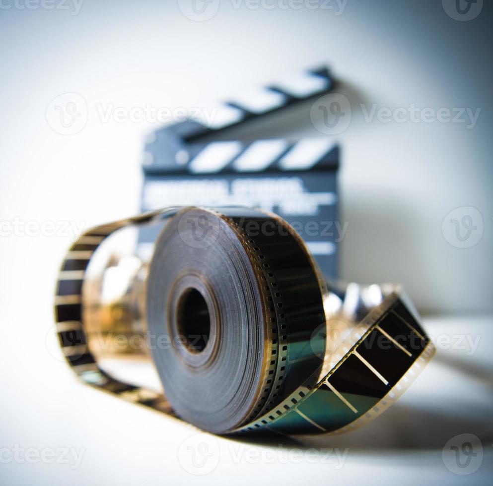35 mm filmrol met onscherpe klepel op de achtergrond foto
