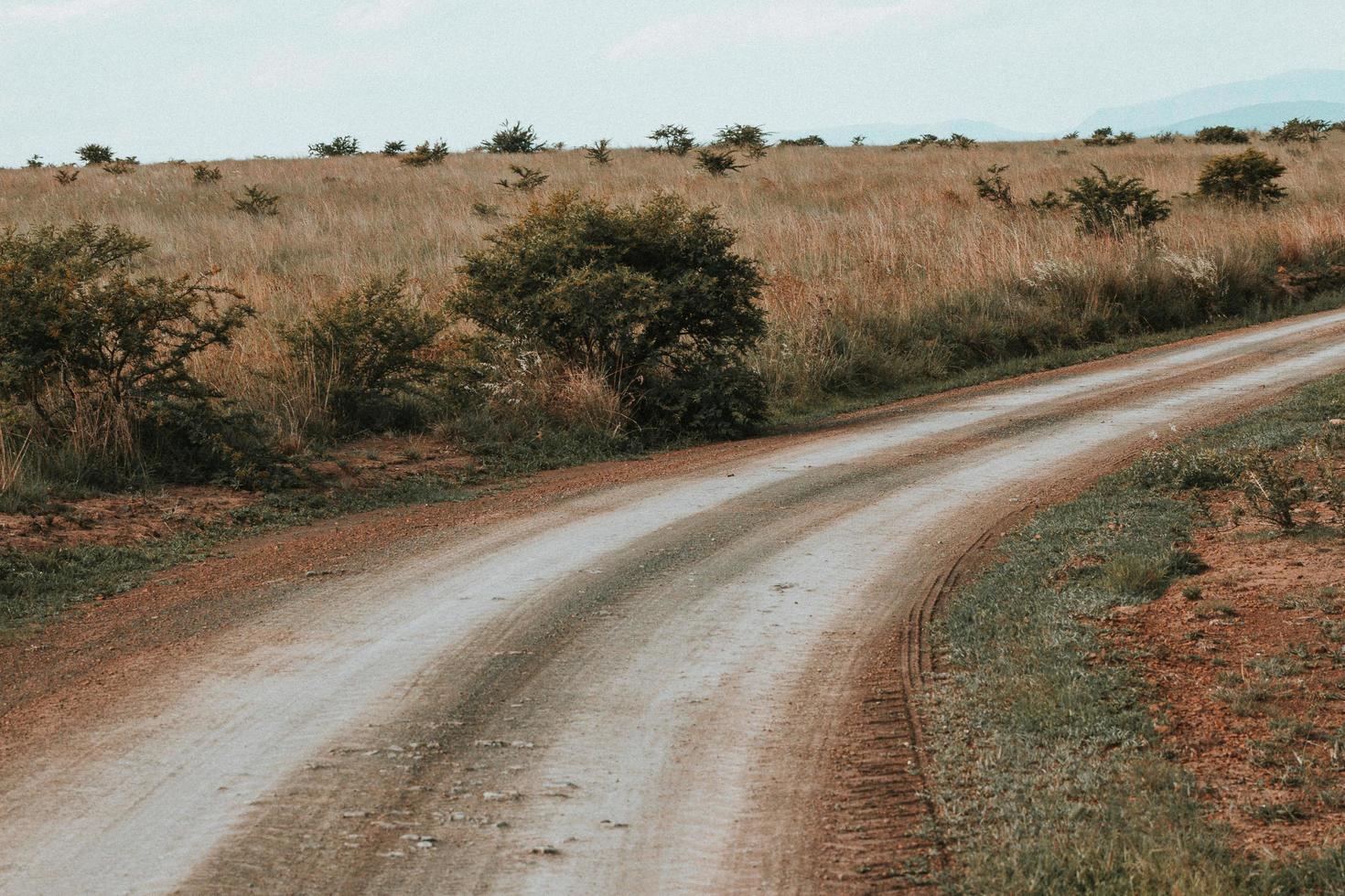 lege onverharde weg in Afrika foto