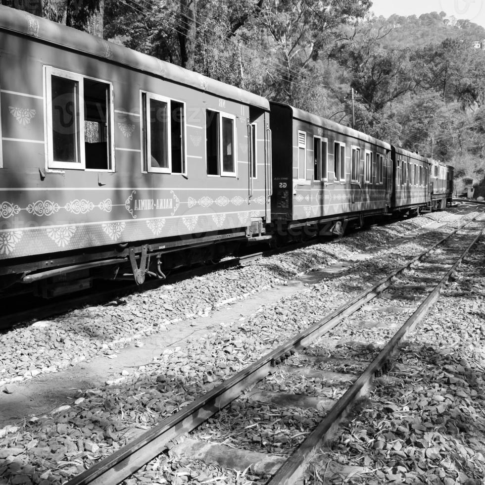 speelgoed- trein in beweging Aan berg helling, mooi visie, een kant berg, een kant vallei in beweging Aan spoorweg naar de heuvel, tussen groen natuurlijk bos.speelgoed trein van kalka naar shimla in india-zwart en wit foto