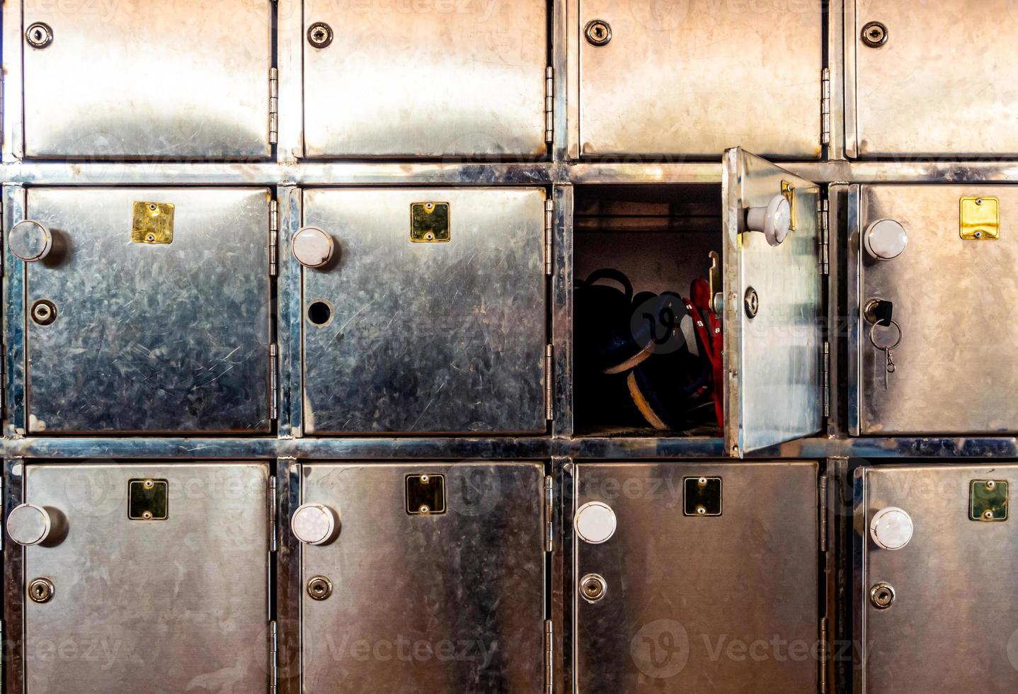 vol kader detailopname van de oud en gekrast roestvrij afsluitbaar kast foto