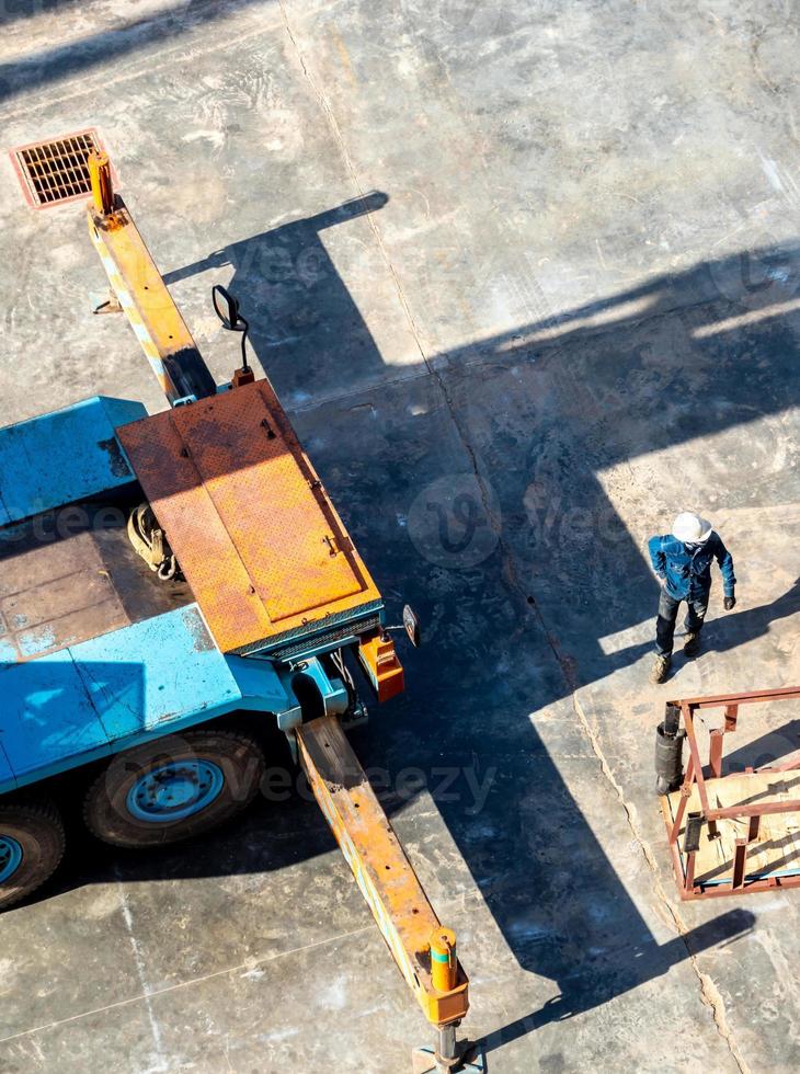 visie van de top verdieping van de industrieel fabriek direct bovenstaand van vrachtauto kraan foto