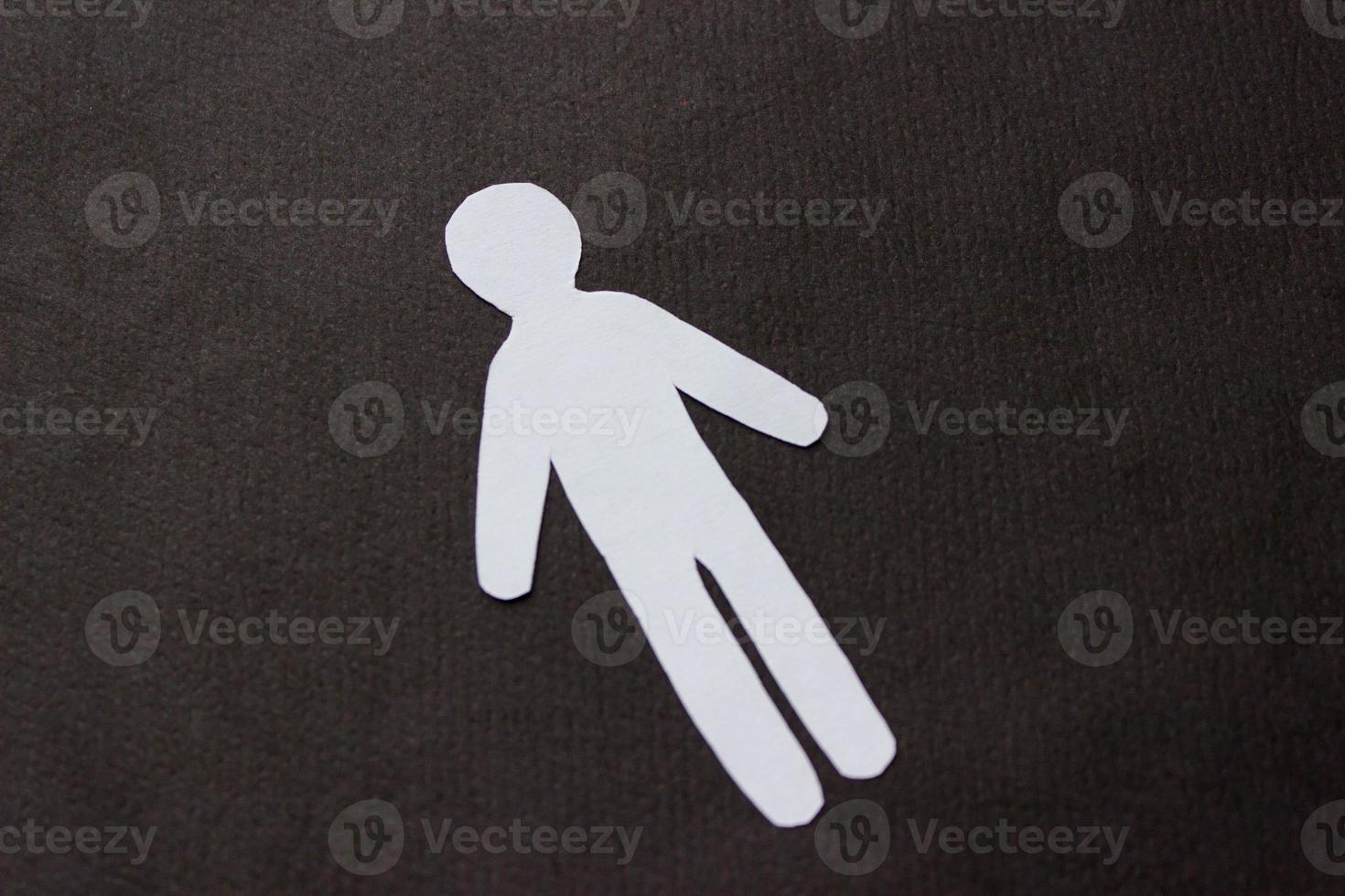 silhouet van een Mens van wit papier, besnoeiing door hand- Aan zwart achtergrond foto