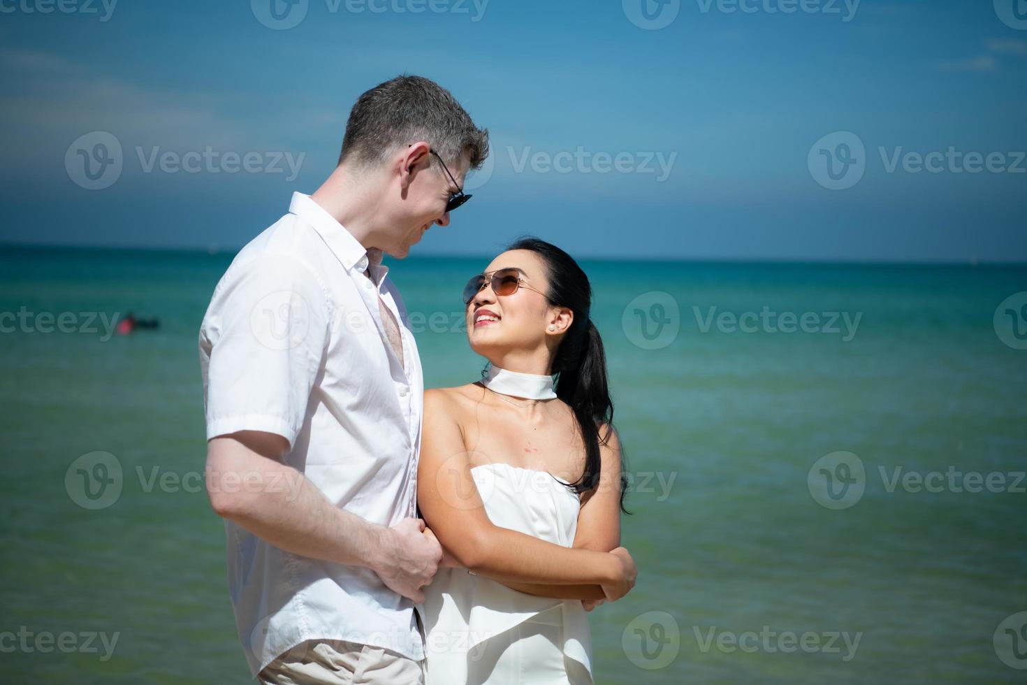 interraciaal paar met de vreugde van op reis naar de mooi blauw zee Leuk vinden de paradijs foto