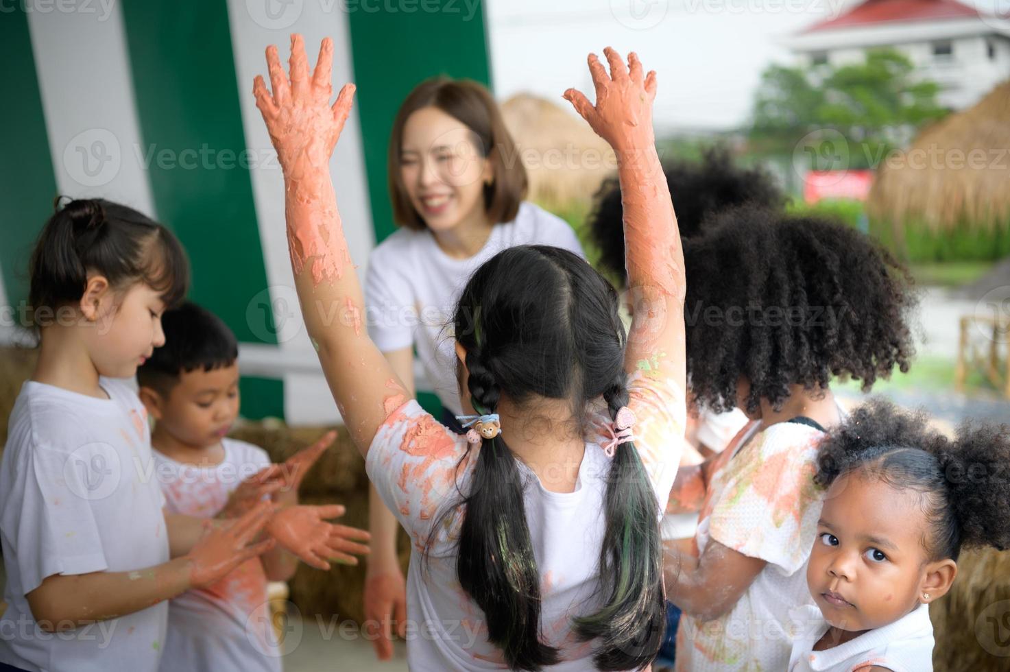 arm weinig jongen dat Nee een Toneelstukken met verf kleur. foto