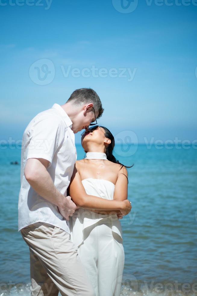 interraciaal paar met de vreugde van op reis naar de mooi blauw zee Leuk vinden de paradijs foto