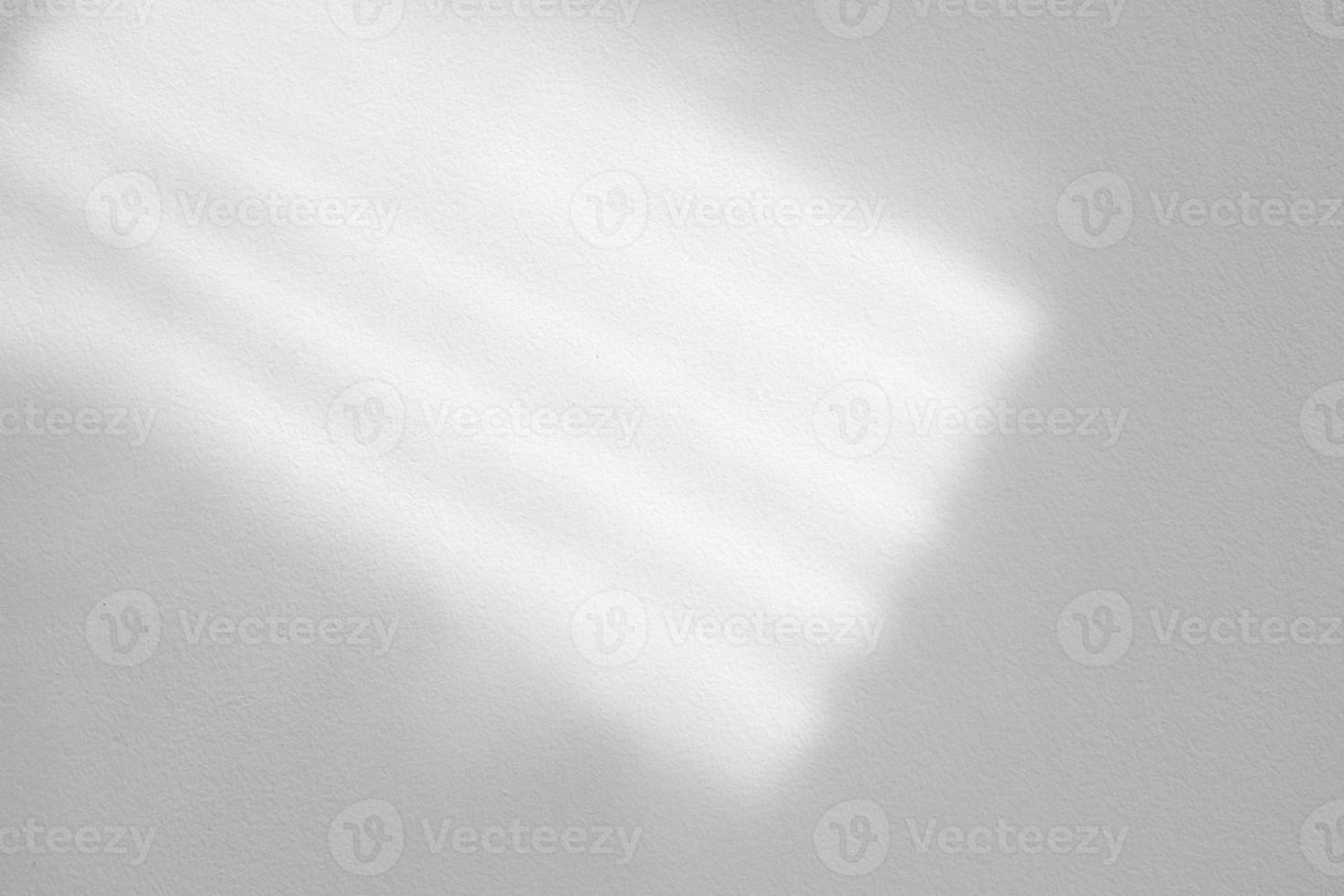 licht straal van de venster Aan de oppervlakte van wit beton muur structuur achtergrond. foto