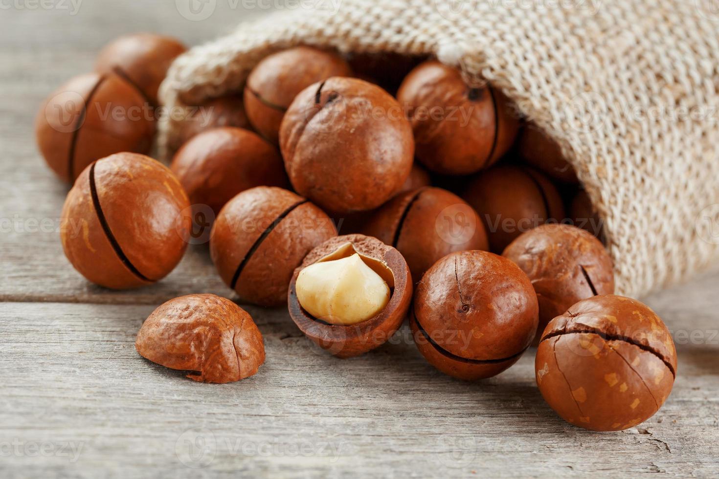 macadamia noot Aan een houten tafel in een tas, detailopname, top visie foto