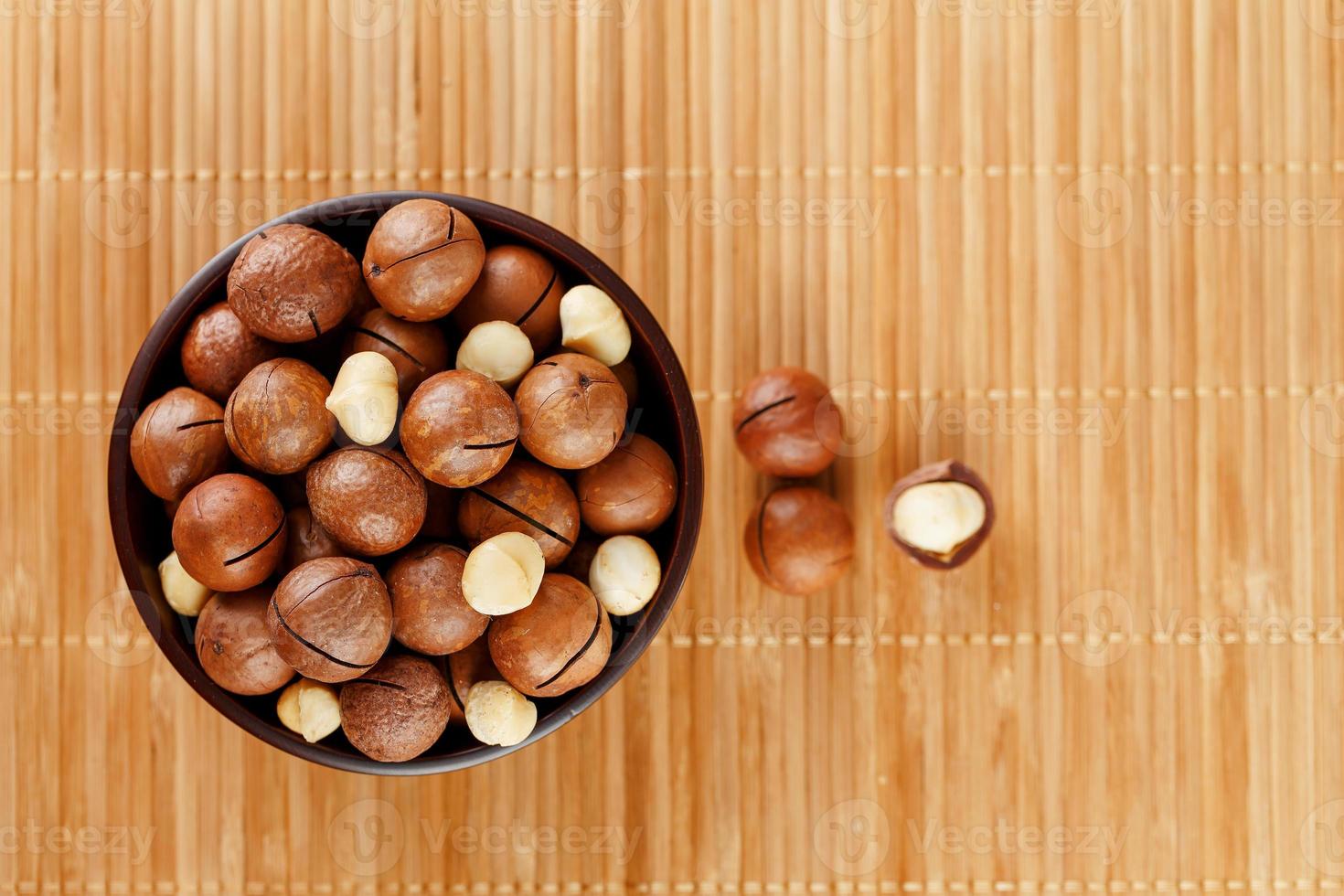 macadamia noot Aan bamboe textuur, concept van superfoods en gezond voedsel foto