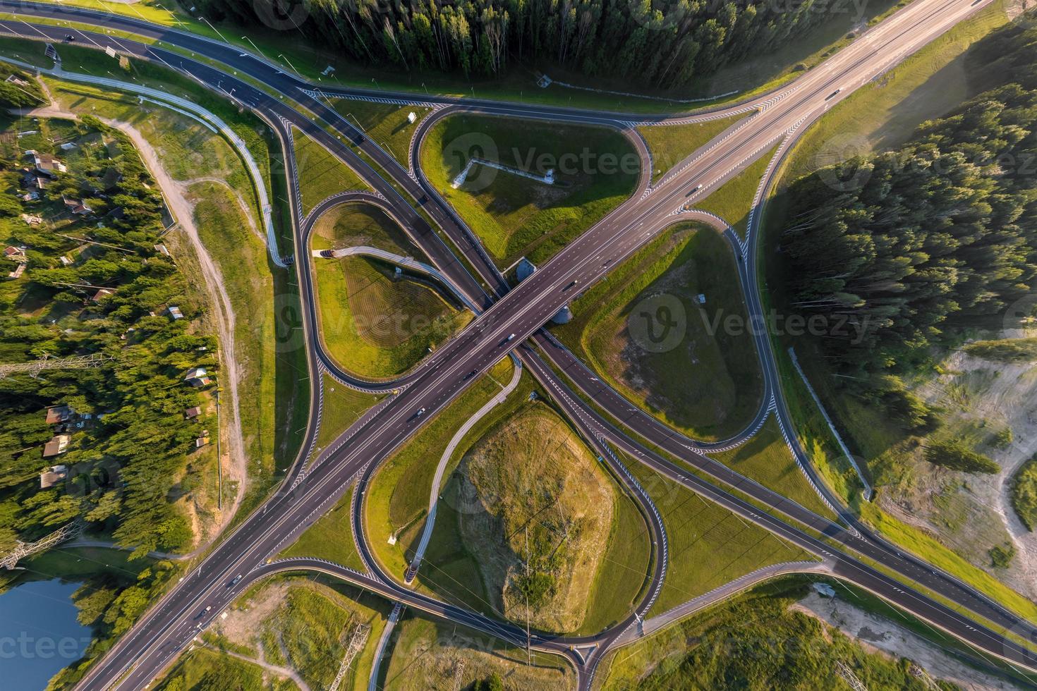 antenne visie van weg uitwisseling of snelweg kruispunt. knooppunt netwerk van vervoer genomen door drone. foto