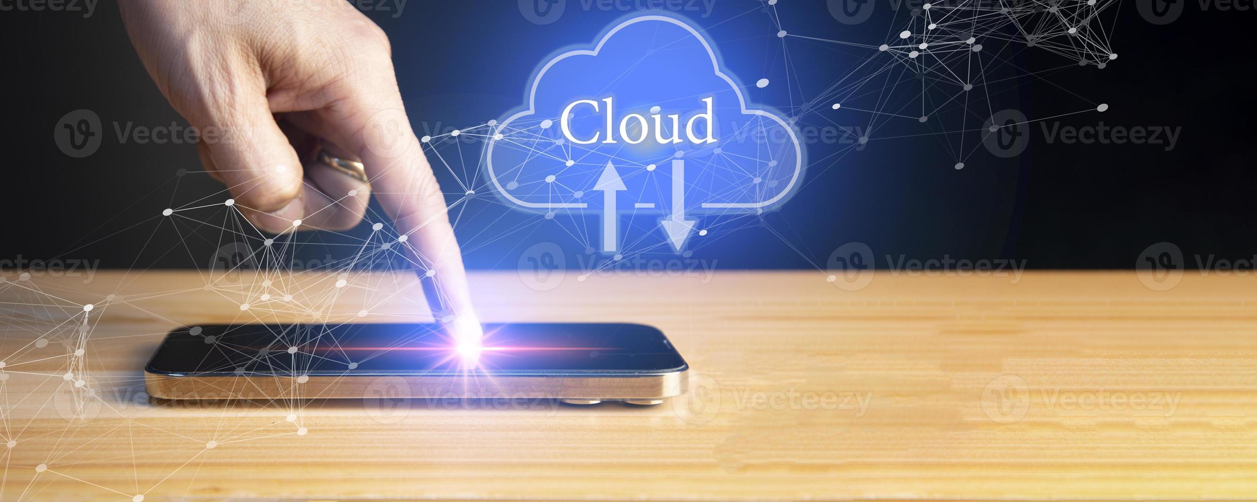 wolk berekenen concept - aansluiten apparaat naar wolk bedrijf Mens of informatie technologie met wolk berekenen icoon. foto