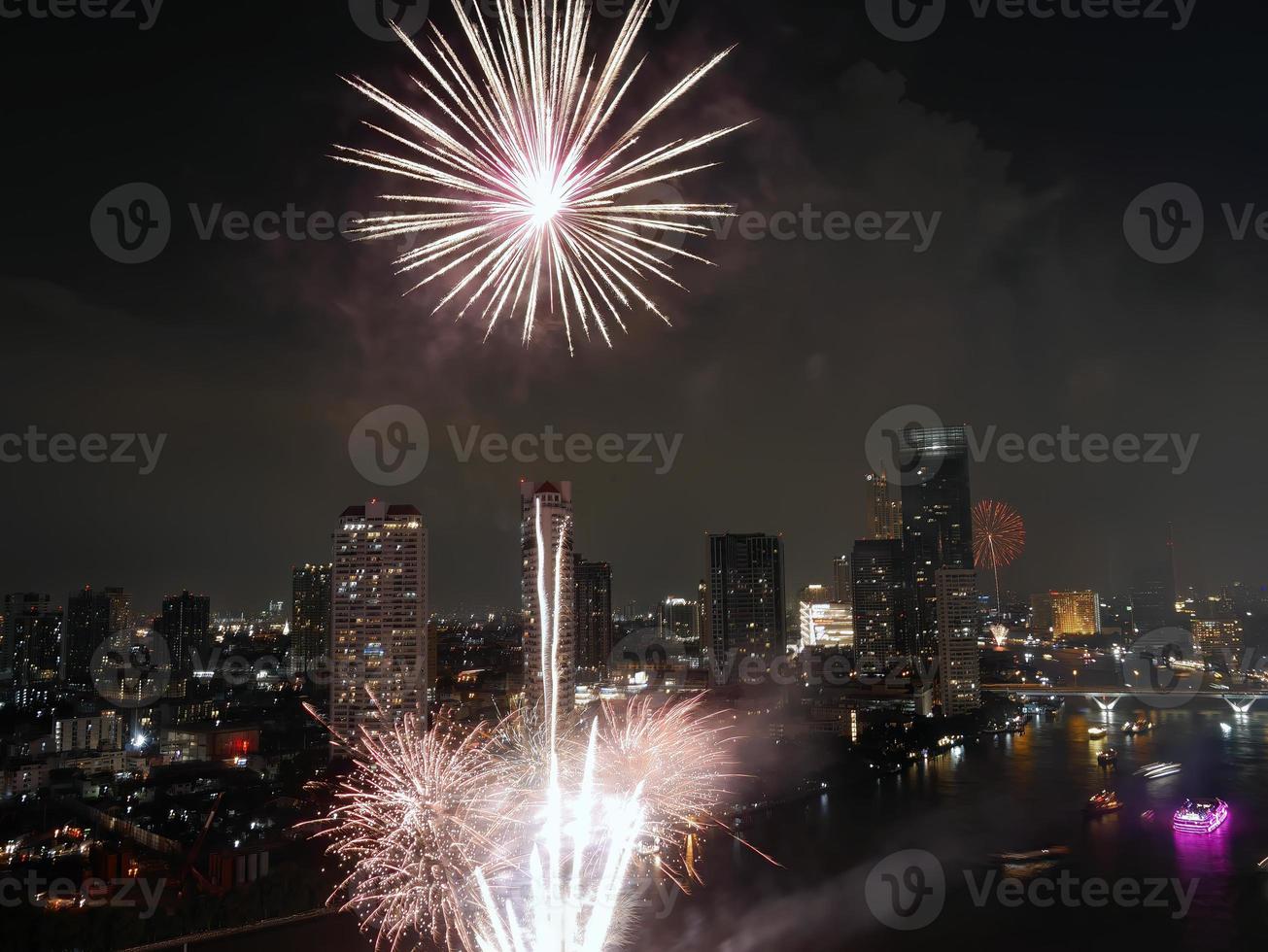 hoog hoek visie fantastisch veelkleurig lang blootstelling schot van vuurwerk over- chao phraya rivier, stadsgezicht van Bangkok, festival, viering, gelukkig nieuw jaar, bedrijf architectuur. foto