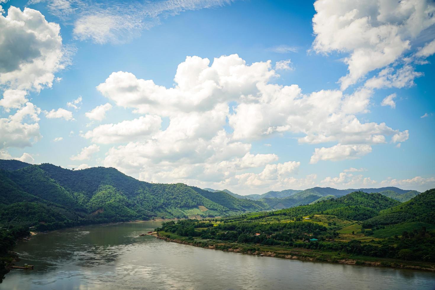 bergen en lucht in de stil platteland Aan de banken van de Mekong rivier- foto