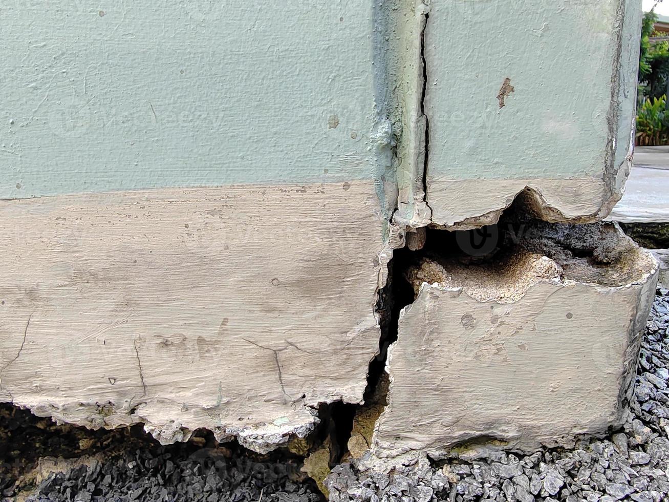 detailopname gebarsten beton gebouw of pijler cement muur gebroken Bij de buiten effect met aardbeving foto