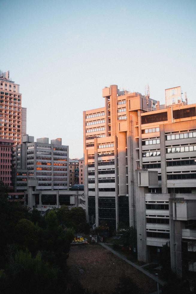 augsburg, Duitsland, 2020 - ondergaande zon boven stadsgebouwen foto