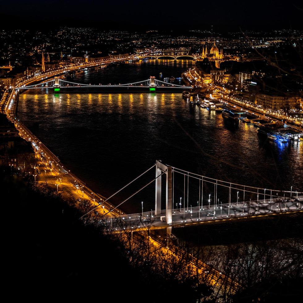 budapest, hongarije, 2020 - luchtfoto van de rivier de Donau 's nachts foto