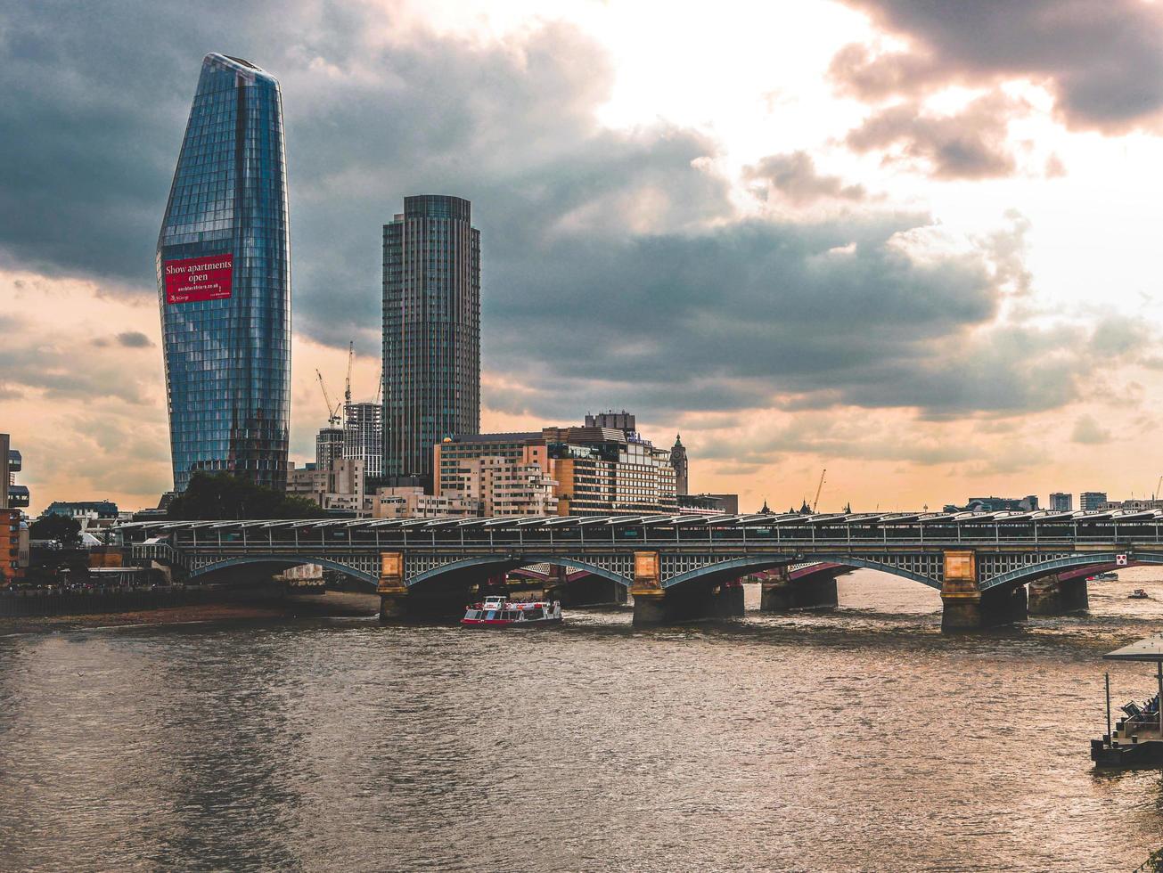 london, england, 20200 - uitzicht op een brug in Londen bij zonsondergang foto