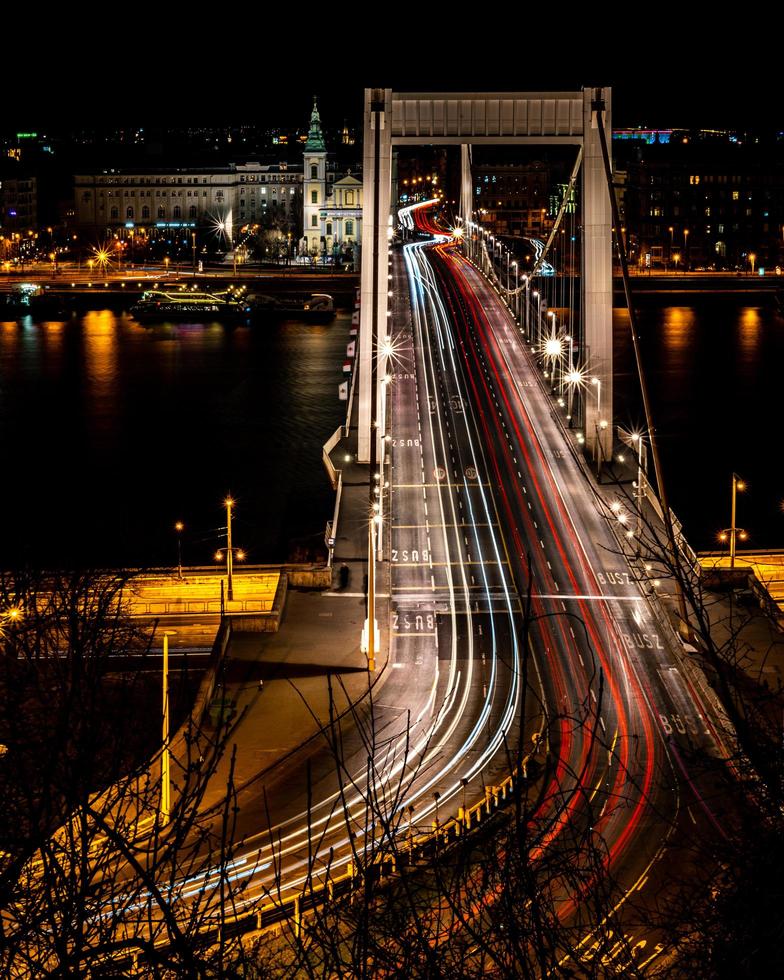 boedapest, hongarije, 2020 - lange blootstelling van autolichten op de Elisabethbrug 's nachts foto