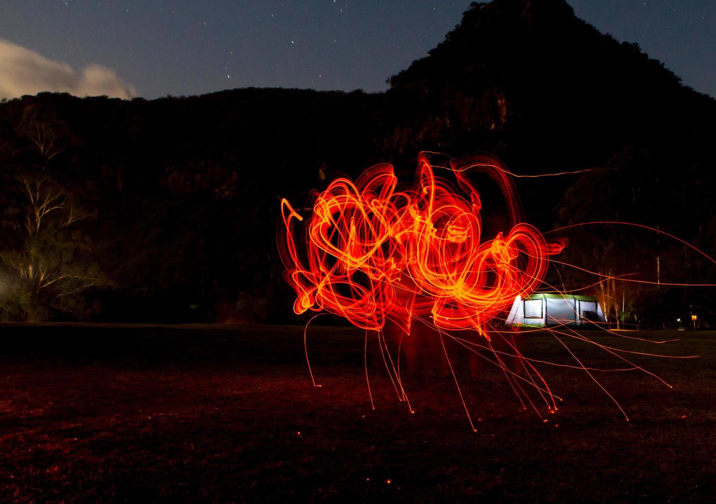 newnes, australia, 2020 - lange blootstelling van licht schilderen met vuur foto